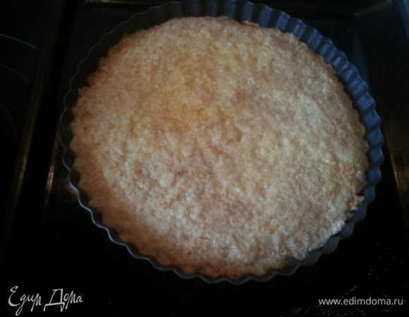 Вынимаем кекс, протыкаем поверхность в нескольких местах деревянной шпажкой и поливаем соком с сахарной пудрой. Ставим в духовку еще на 10 минут и увеличиваем температуру до 200°С.