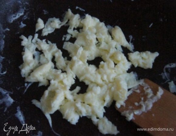 Делаем яичницу. Яйцо взбить в тарелочке, присолить. Сковороду разогреть, смазать растительным маслом и вылить яйцо. Готовить около минуты, постоянно помешивая.