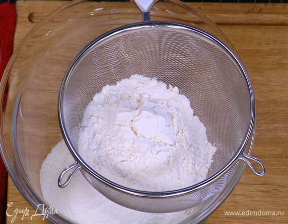 Оба вида муки просеять через сито, добавить сахарную пудру, соль и все перемешать.