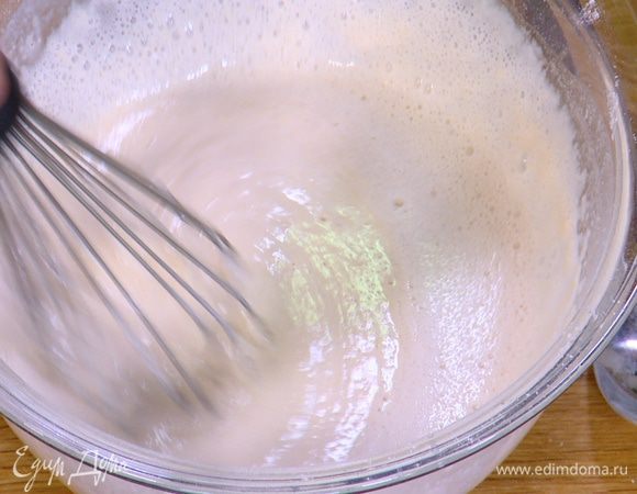 Ввести яйцо и перемешать венчиком, затем небольшими порциями влить 250 мл воды и сидр, каждый раз вымешивая.