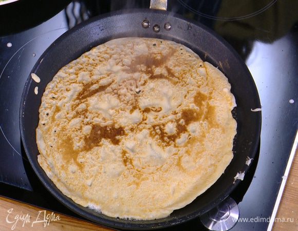 Разогреть в сковороде оливковое масло и пожарить блины.