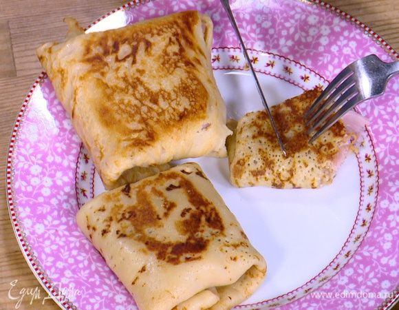 Разогреть ту же сковороду и обжарить начиненные блинчики с двух сторон.