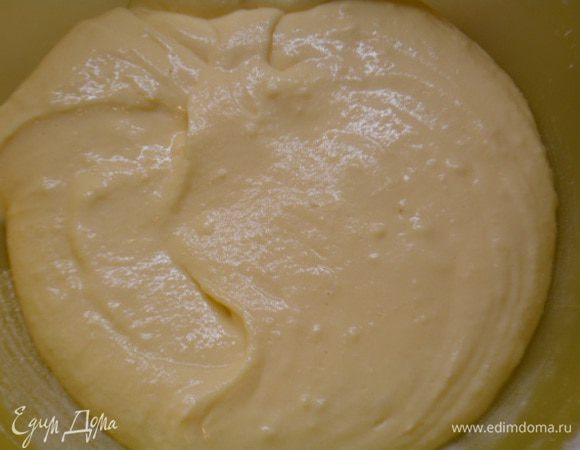 Всыпать муку с разрыхлителем и перемешать, чтобы не было комочков.