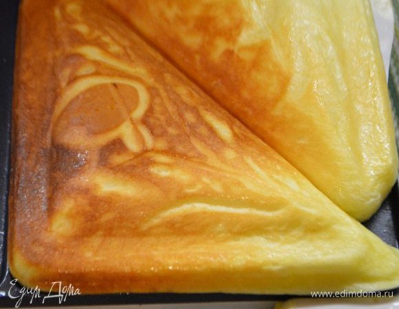 Закрыть крышкой и выпекать 2-3 минуты до золотистого цвета.