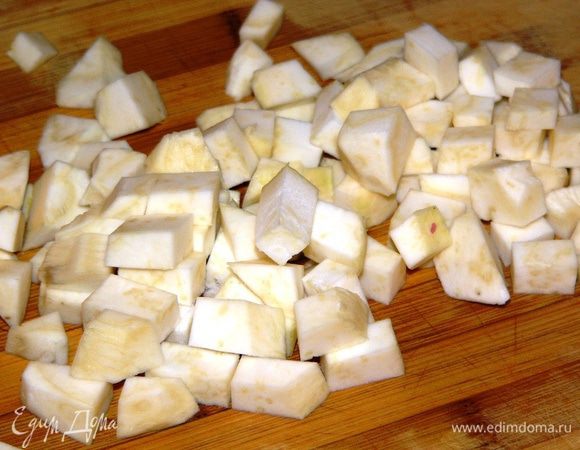 Крупный корень сельдерея также очистить и нарезать кубиками. 
