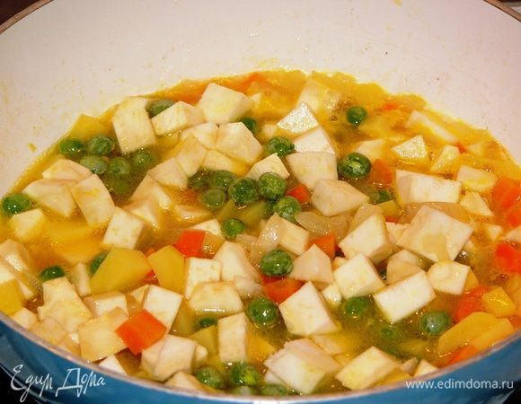 Добавить в сотейник нарезанный сельдерей и залить овощи апельсиновым соком. Если горошек у вас свежий или замороженный, добавить на этом этапе его тоже. Если овощи покрыты соком недостаточно, можно добавить немного горячей воды. Тушить под крышкой. 

У нас сельдерей продается вместе со стеблями и листьями. Поэтому я их тоже пускаю в ход. Спустя 10 минут тушения добавляю к овощам нарезанные стебли сельдерея. Если горошек у вас консервированный, то сейчас самое время добавить его. 
