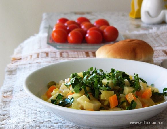 Тушить еще 5 минут, проверять по готовности овощей: они не должны быть сырыми, но и не нужно превращать их в кашу. Я тушу обычно в общей сложности 15 минут. В конце готовки немного посолить. Подавать горячим, посыпав зеленью сельдерея. И кушать на здоровье!