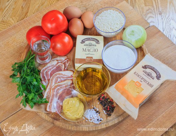 Для приготовления этого блюда вам понадобятся следующие ингредиенты. Сыр нарезаем ломтиками толщиной 1,5 см каждый. Зелень петрушки мелко рубим. Твердый сыр "Брест-Литовск" как нельзя лучше впишется в это блюдо!