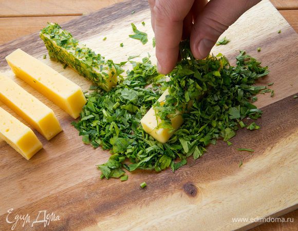 Сыр обмакиваем в петрушке. 
 
