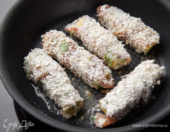 Рулетики обжариваем на растительном масле с обеих сторон по 3 минуты.