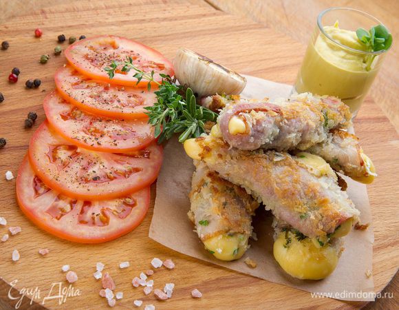 Блюдо подаем с ломтиками помидоров и луком, сбрызнув смесью уксуса, горчицы, сахара, соли, перца и оливкового масла.
Приятного аппетита!