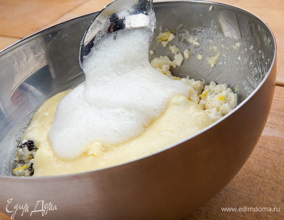 Белки взбиваем до нежной консистенции с лимонным соком. Соединяем с творожной и сырной массой. Все тщательно перемешиваем.