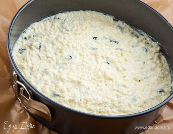 Духовку разогреваем до 180°С. Небольшую форму выстилаем пергаментной бумагой, смазываем маслом. В подготовленную форму выкладываем нашу творожно-сырную массу и выпекаем 30–40 минут. Даем сырнику время полностью остыть.