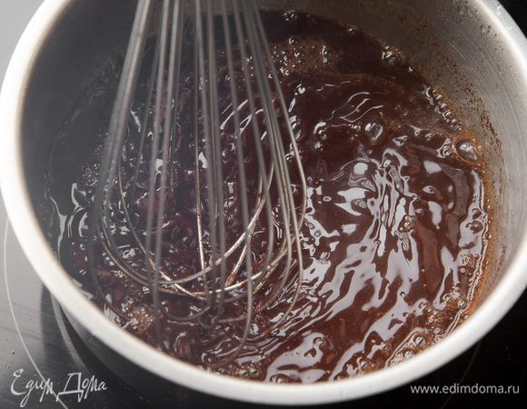 А пока делаем глазурь. Шоколад растапливаем в сливочном масле до полного растворения. Поливаем горячей глазурью холодный сырник. Отправляем в холодильник на 6–8 часов или на ночь.

