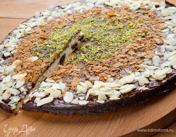 При подаче можно украсить сырник миндалем, фисташками и вафельной крошкой.
Приятного аппетита!