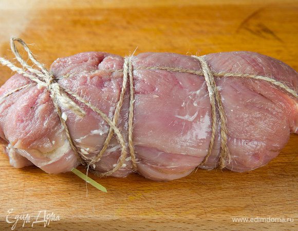 Скатываем рулет и крепко перевязываем его шпагатом, предварительно скрепив концы шпагатом. 