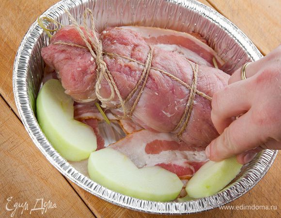 Выкладываем бекон на дно формы, на него сверху кладем рулет, а рядом с рулетом — нарезанные на дольки яблоки. Поливаем блюдо сидром и ставим запекаться на час (может понадобиться чуть больше времени, ориентируйтесь по своей духовке). Разогреваем духовку до 200°С.
