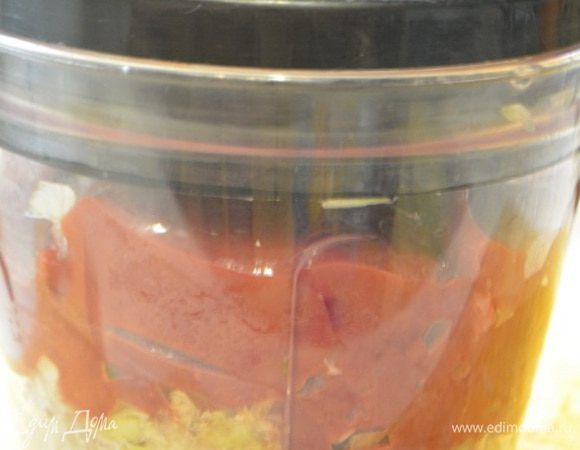 Печень помыть, обсушить и удалить пленки и жир при необходимости. Лук почистить и измельчить в блендере. К луку добавить печень и снова измельчить до однородного состояния.