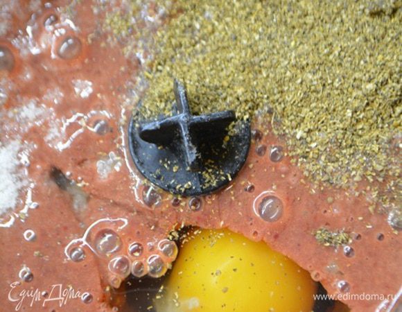 Добавить в емкость яйца, соль, перец и кориандр. Снова немного взбить.