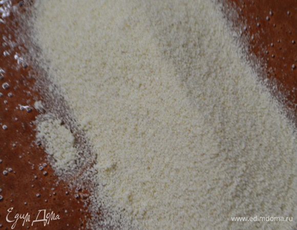 Перелить в глубокую чашку, добавить манную крупу, перемешать и дать постоять 40 минут, чтобы манка разбухла.