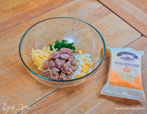 Картофель отварить, протереть на крупной терке. Лук почистить, мелко порезать, обжарить до прозрачности. 
В чашке смешать продукты для начинки. Перед тем как добавить консервированный тунец, слить с него воду (используем тунец в собственном соку). Затем добавить белок (сырой), посолить, поперчить и хорошо перемешать. Начинка готова!


