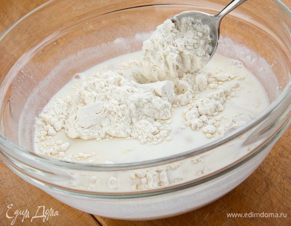 Приготовим опару. 
В теплом молоке раскрошить дрожжи, добавить сахар, 3-4 ст.л. муки. Перемешать и оставить на 15 минут.