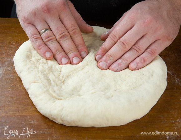 В большую миску просеиваем муку, соль, перемешиваем. В муке делаем лунку и добавляем подошедшую опару, яйцо, масло, замешиваем тесто.
Тесто накрываем и оставляем на 1 час. После этого еще раз обмять тесто.