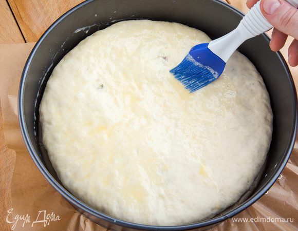 Переворачиваем пирог швом вниз и растягиваем его по размеру формы, смазываем желтком. Ставим в духовку, предварительно нагретую до 180°С, запекаем 30 минут.