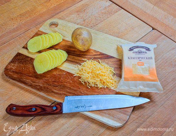 Картофель нарезать тонкими кружочками. Сыр натереть на терке. 


