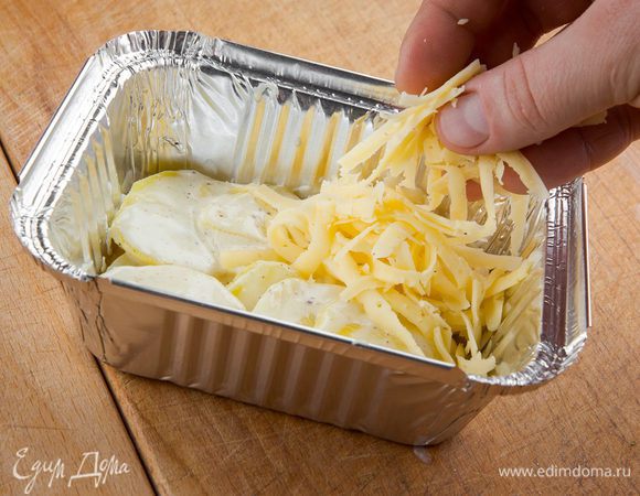 В форму для выпекания положить слой картофеля и слой сыра, чередуя.  Поливаем все сливками. Благодаря нежному сыру "Брест-Литовск" у гратена будет насыщенный сливочный вкус.
Отправляем в духовку на 190°С на 15 минут.