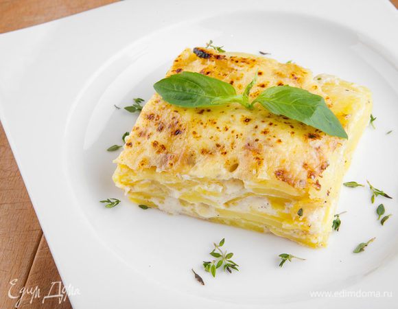 Затем достаем гратен из духовки, посыпаем тертым сыром и отправляем еще на 5 минут в духовку. Украшаем зеленью по вкусу.
Приятного аппетита!