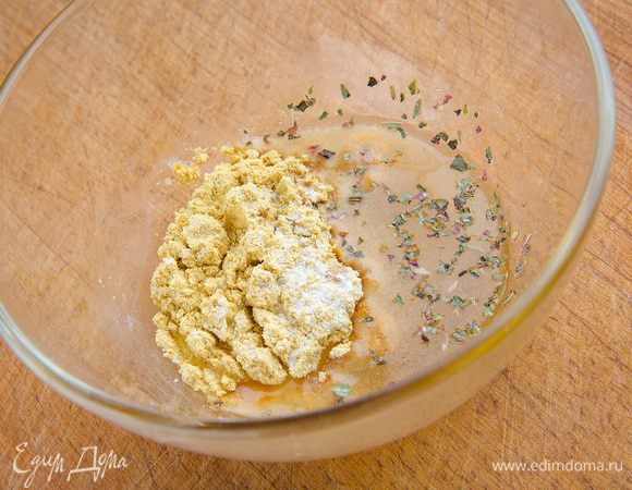 Дальше выдавливаем сок из половинки лимона, соединяем в одной емкости горчицу, мёд, лимонный сок, добавляем соль и травы прованские, хорошенько растираем до однородности. 