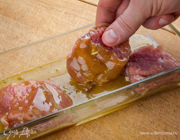 Отбивные заливаем этим маринадом и ставим на пару часов в холодное место.
