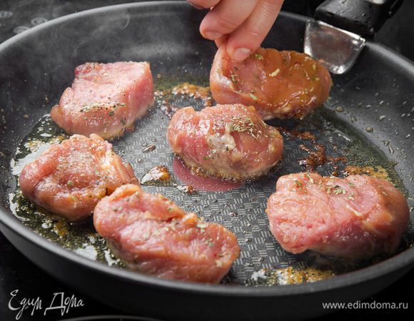 Спустя указанное время сковородку ставим на огонь, добавляем смесь масел и жарим мясо – с каждой стороны по пару минут. 