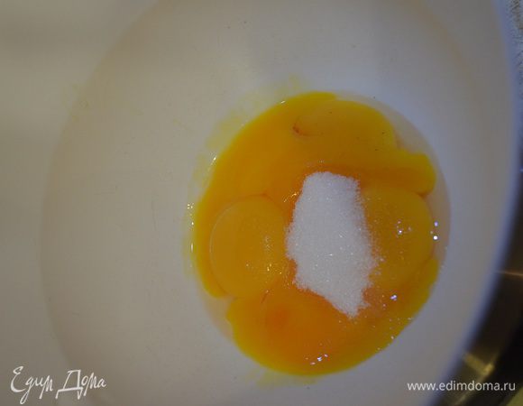 В чаше взбить яичные желтки с 10 г сахара в течение 10 минут. Затем примешайте растительное масло.