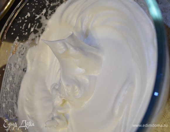 Затем взбейте яичные белки с оставшимся сахаром и примешайте их к основному тесту.