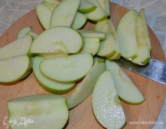 Яблоки, сохранив шкурки, нарезать на дольки, вырезав все косточки.