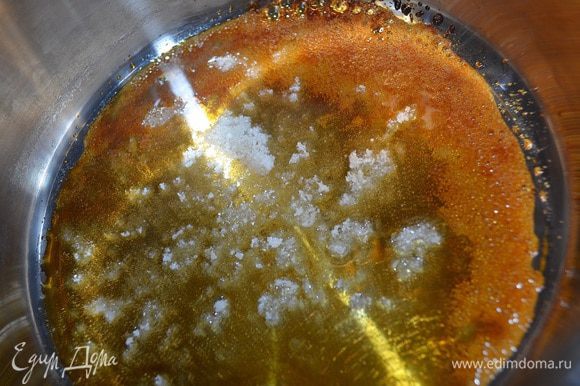 Из сахара сделать карамель (нагреть сахар на маленьком огне до карамельного цвета), добавить корицу и сливочное масло.