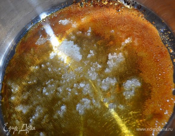 Из сахара сделать карамель (нагреть сахар на маленьком огне до карамельного цвета), добавить корицу и сливочное масло. 