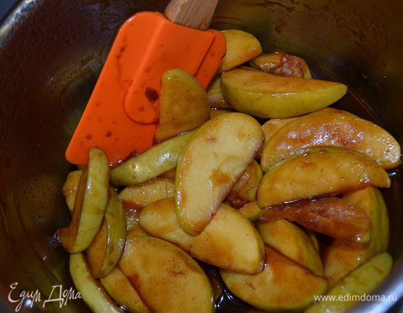 Высыпать яблоки и держать на огне, помешивая, пока они не станут мягкими. Но не доводить их до состояния пюре. В конце влить ликер и хорошо перемешать.
Я влила ликер "Лимончелло". Но думаю, прекрасно подойдет любой другой, кроме кофейного. Но это на мой вкус.