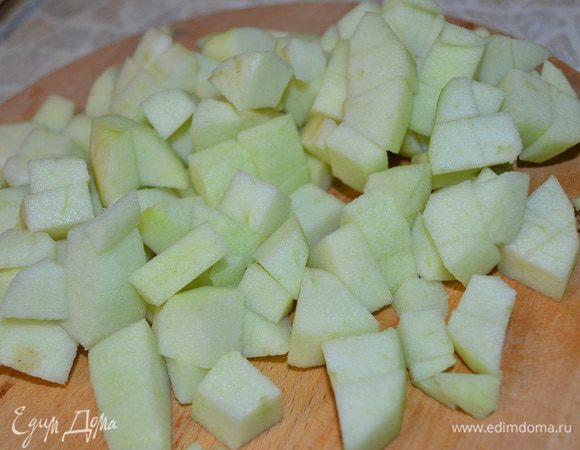 Мусс с зеленым яблоком:
Желатин замочить в холодной воде и дать ему набухнуть.
Яблоко очистите от шкурки и семян, нарежьте на кубики.