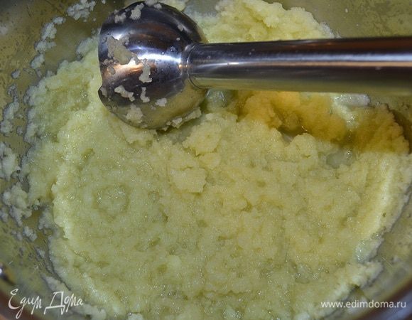 Пюрируйте блендером с добавлением лимонного сока, рома (здесь я тоже добавила лимончелло) и сахара. Слегка нагрейте смесь (примерно до 60°С) и растворите в этой смеси набухший желатин.