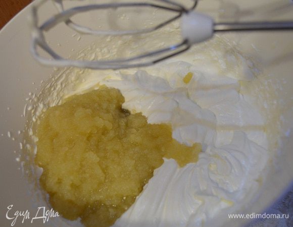 Остудите до 28°С и примешайте взбитые сливки.