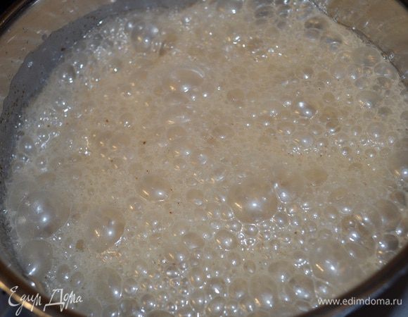 Карамель:
Сливки довести до кипения и держать горячими до использования.
Из сахара и воды сделать карамель (чуть подробнее я рассказала об этом выше). Остановить процесс карамелизации, влив горячие сливки. Перемешать.