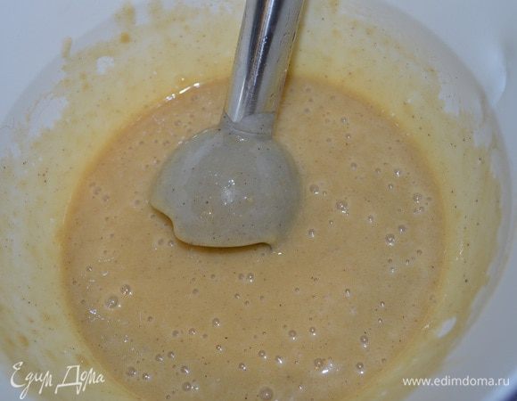 Мусс карамельный:
Желатин замочить в холодной воде и дать ему набухнуть.
В карамель, что сделали выше со сливками, добавить корицу и нагреть. Вылить в смесь яиц и сахара, вернуть все в сотейник и, помешивая, сделать английский крем, доведя до 83°С. 
Я термометром не пользовалась, так как неоднократно уже варила английский крем. У кого термометра нет — просто варите крем до загустения, не прекращая помешивать ни на секунду.
Снять с огня, перелить в чистую посуду, чтобы остановить процесс заваривания и добавить желатин. Пробить блендером. Остудить до 25°С и примешать взбитые сливки.