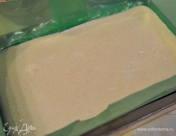 Выложить поверх шоколадного бисквита. Разровнять и накрыть вторым шоколадным бисквитом. Прижать.
Для сборки я воспользовалась файлами, так как рамка не очень высокая у меня.

Убрать торт в морозилку на ночь.