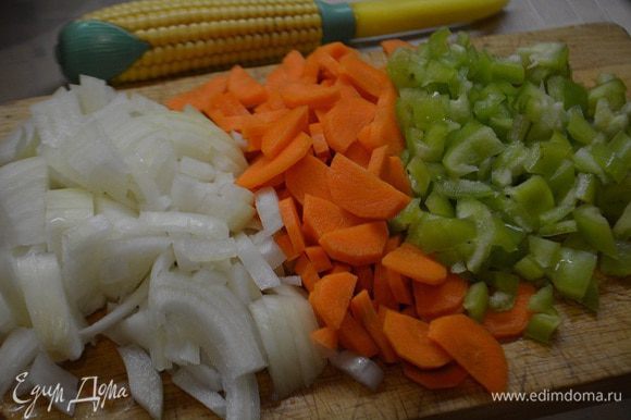 Подготовим овощи: лук порезать полукольцами, морковь ломтиками, перец кубиками.