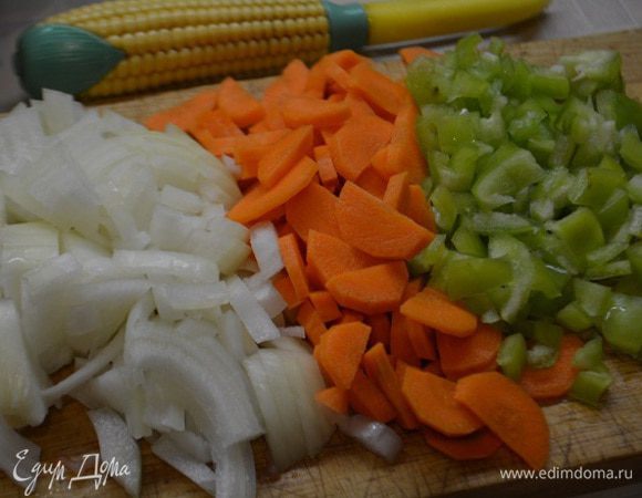Подготовим овощи: лук порезать полукольцами, морковь ломтиками, перец кубиками.
