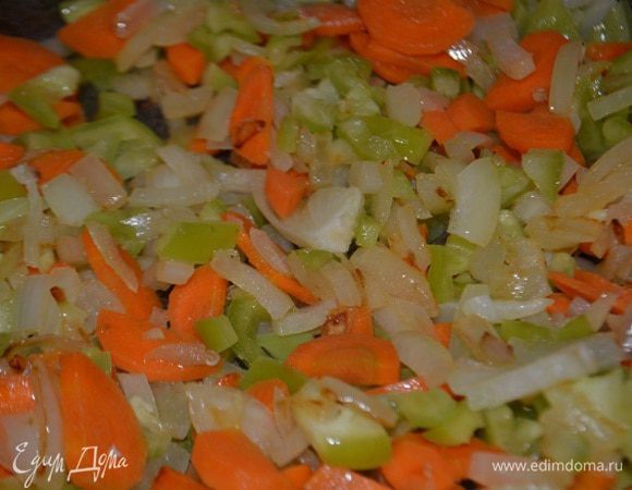 Сковороду раскалить, добавить оливковое масло и всыпать овощи. Обжарить 3-5 минут, периодически помешивая.