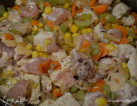 К овощам добавить порезанную кубиками грудку и кукурузу, жарить еще 2 минуты, помешивая.